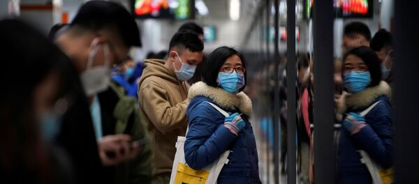 Люди в защитных масках на одной из станций метро в Шанхае Люди в защитных масках на одной из станций метро в Шанхае - Sputnik Южная Осетия