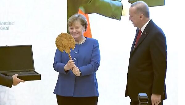 Эрдоган подарил Меркель старинное зеркало и шлем - Sputnik Южная Осетия