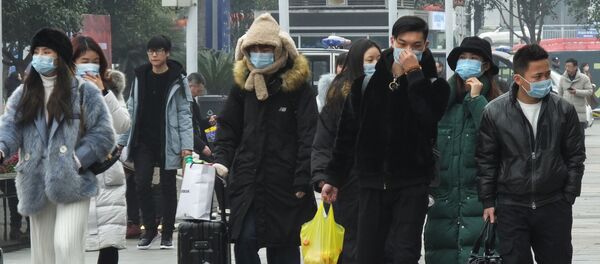 Жители Китая в масках, прибывающие на железнодорожный вокзал, архивное фото Жители Китая в масках, прибывающие на железнодорожный вокзал, архивное фото - Sputnik Южная Осетия