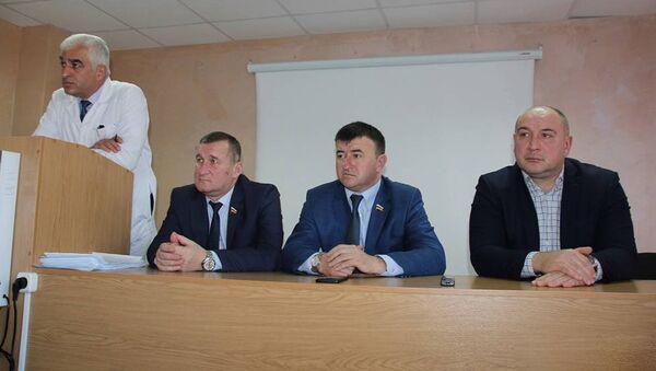 Группа парламентариев во главе со спикером провели встречу с представителями минздрава РЮО и работниками РММЦ - Sputnik Южная Осетия