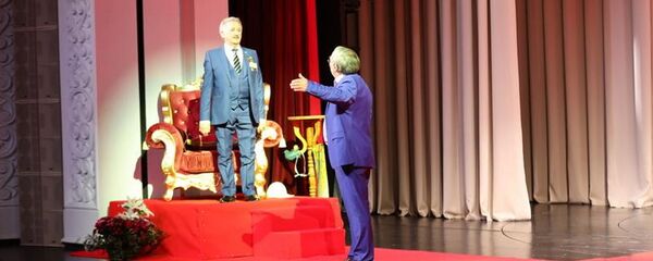 Президент Анатолий Бибилов посетил творческий вечер Народного артиста Республики Южная Осетия Ахсара Ванеева - Sputnik Южная Осетия