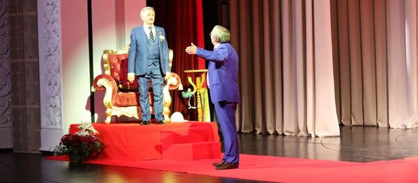 Президент Анатолий Бибилов посетил творческий вечер Народного артиста Республики Южная Осетия Ахсара Ванеева - Sputnik Южная Осетия